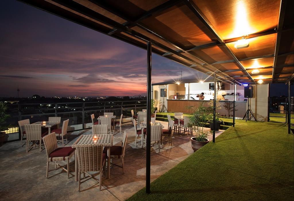 Yellow Star Gejayan Hotel Jogyakarta Zewnętrze zdjęcie