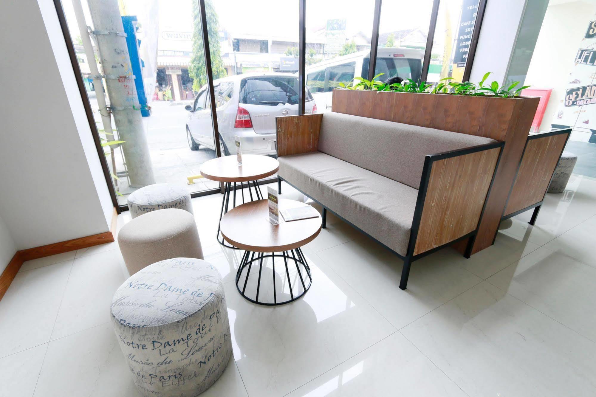 Yellow Star Gejayan Hotel Jogyakarta Zewnętrze zdjęcie
