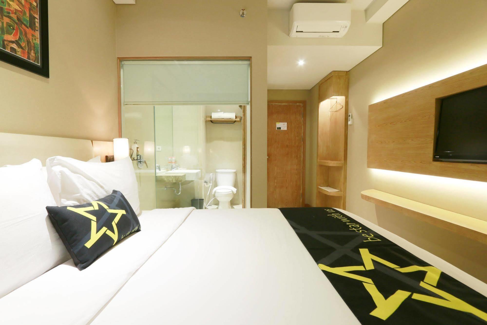 Yellow Star Gejayan Hotel Jogyakarta Zewnętrze zdjęcie