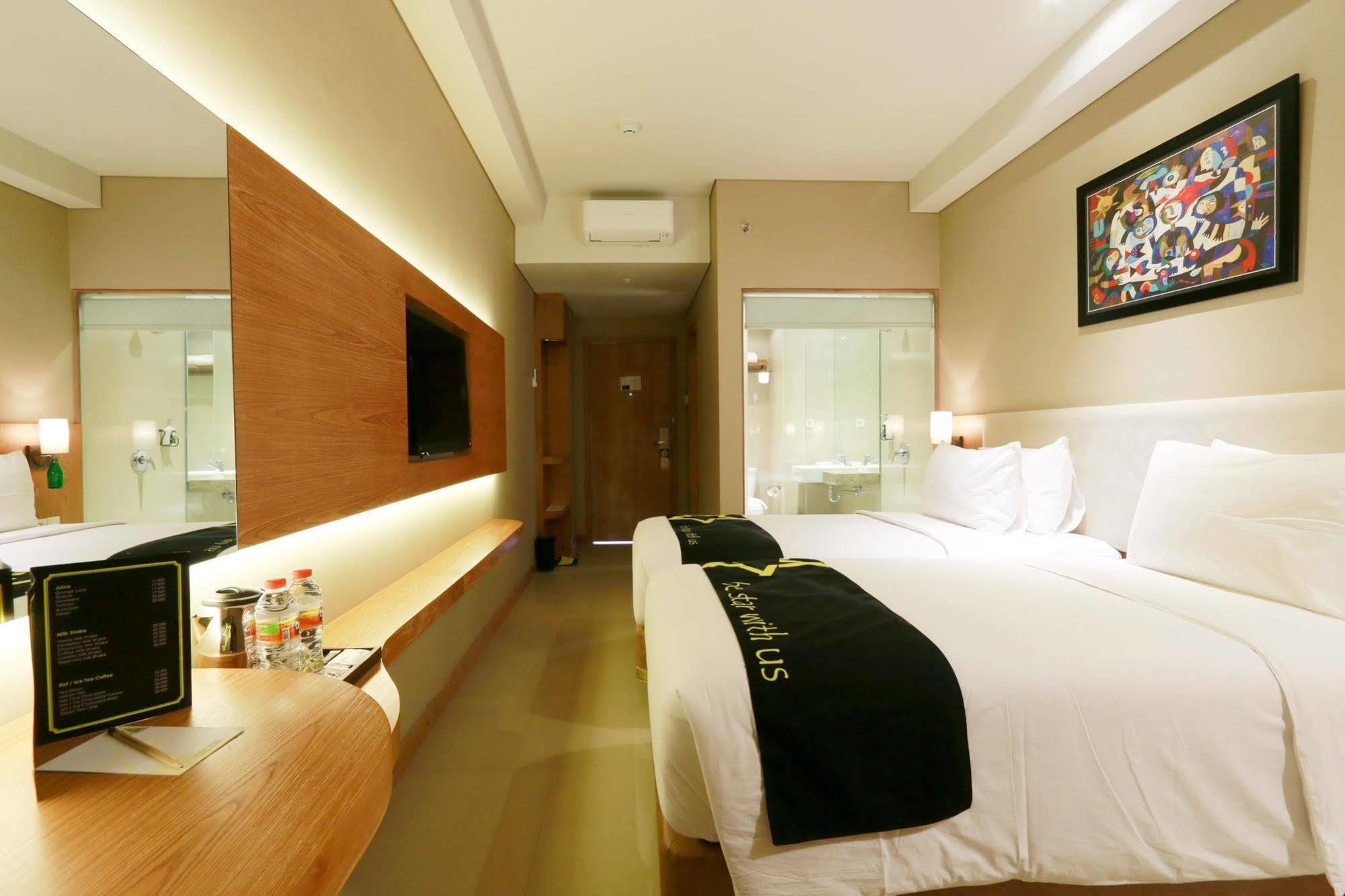 Yellow Star Gejayan Hotel Jogyakarta Zewnętrze zdjęcie