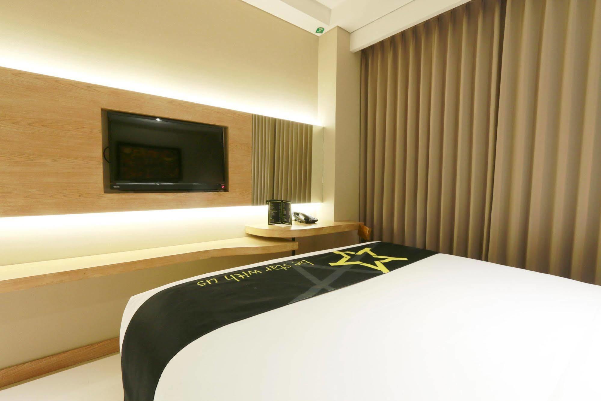 Yellow Star Gejayan Hotel Jogyakarta Zewnętrze zdjęcie