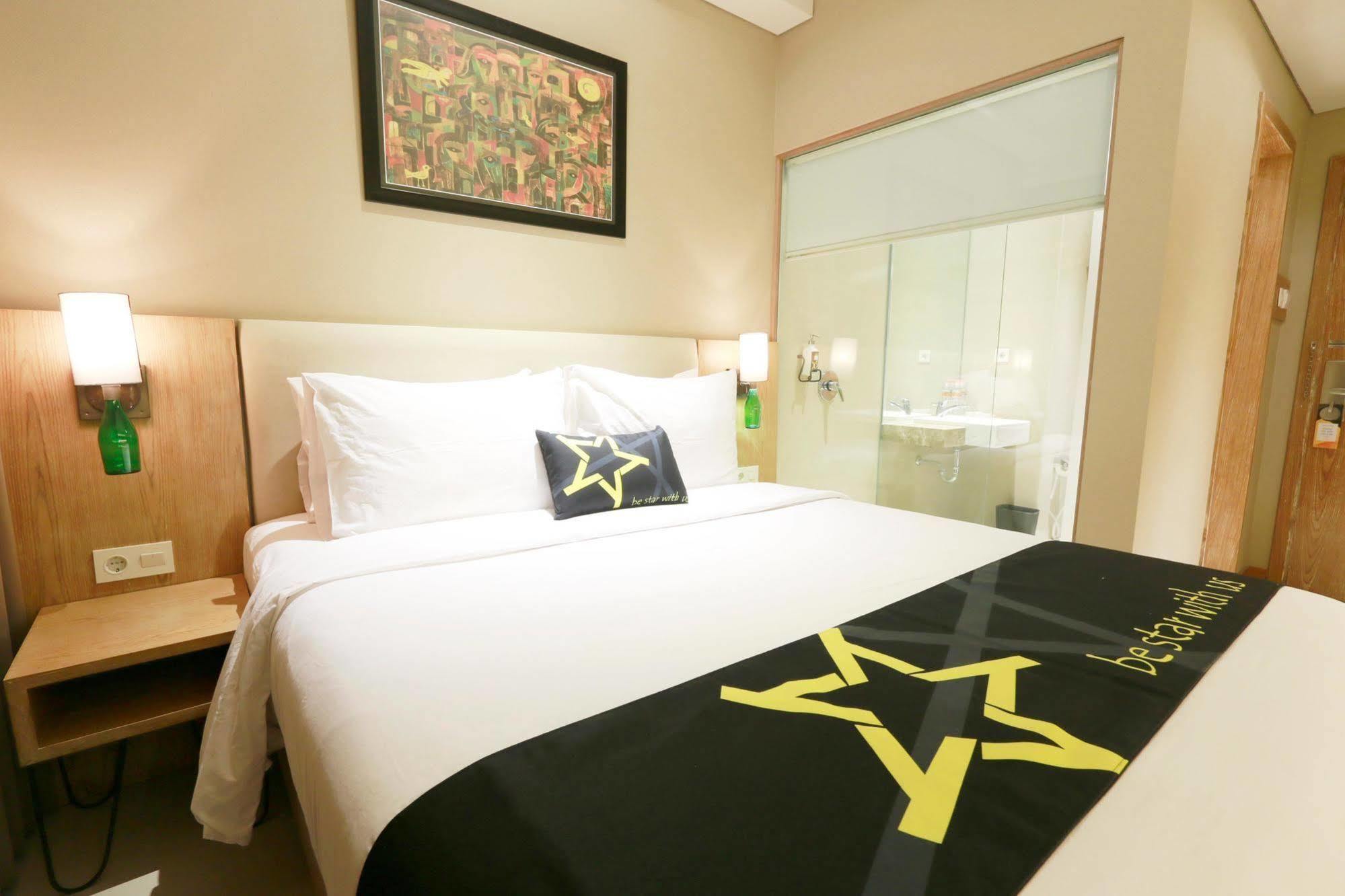 Yellow Star Gejayan Hotel Jogyakarta Zewnętrze zdjęcie