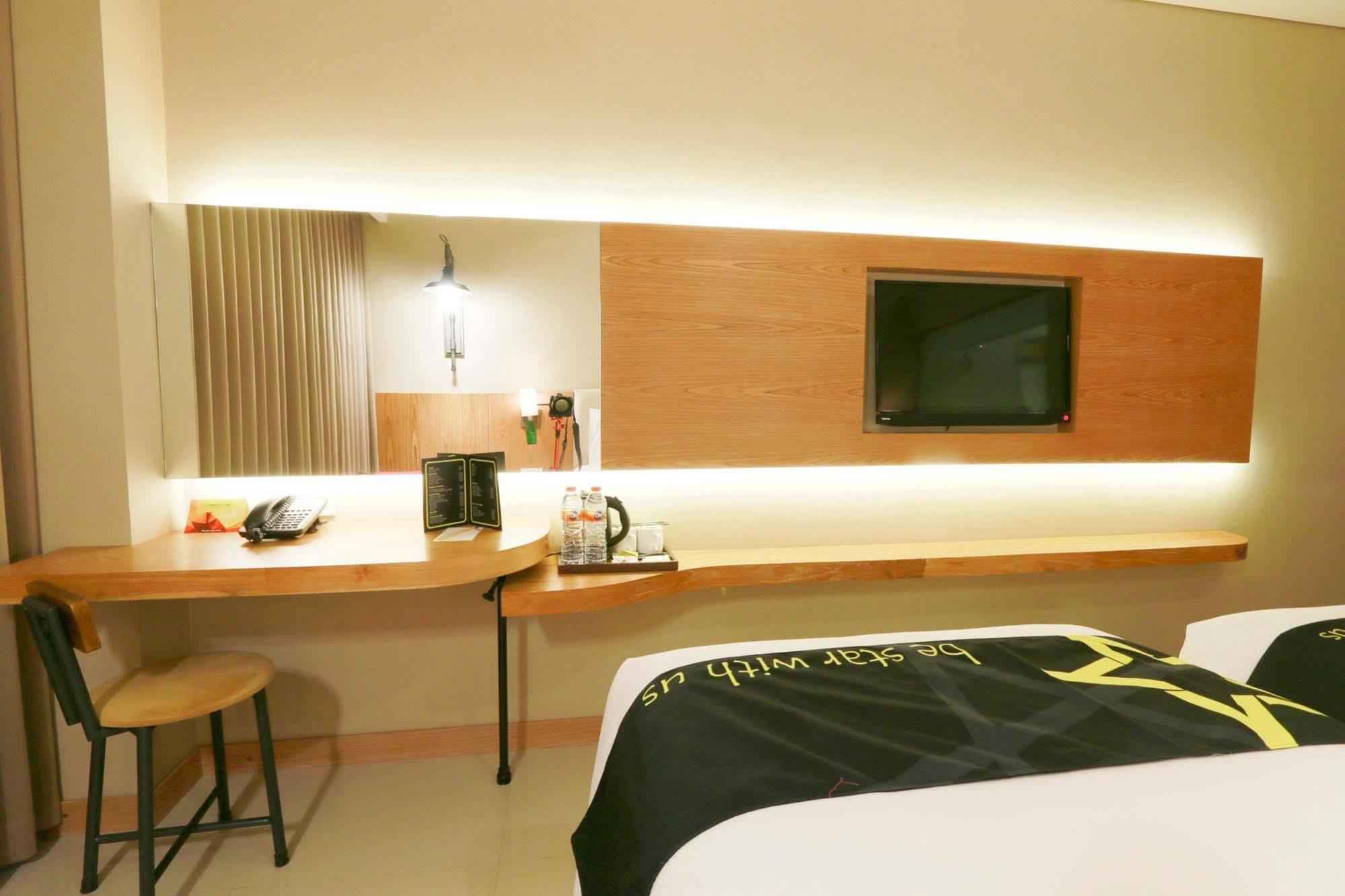 Yellow Star Gejayan Hotel Jogyakarta Zewnętrze zdjęcie
