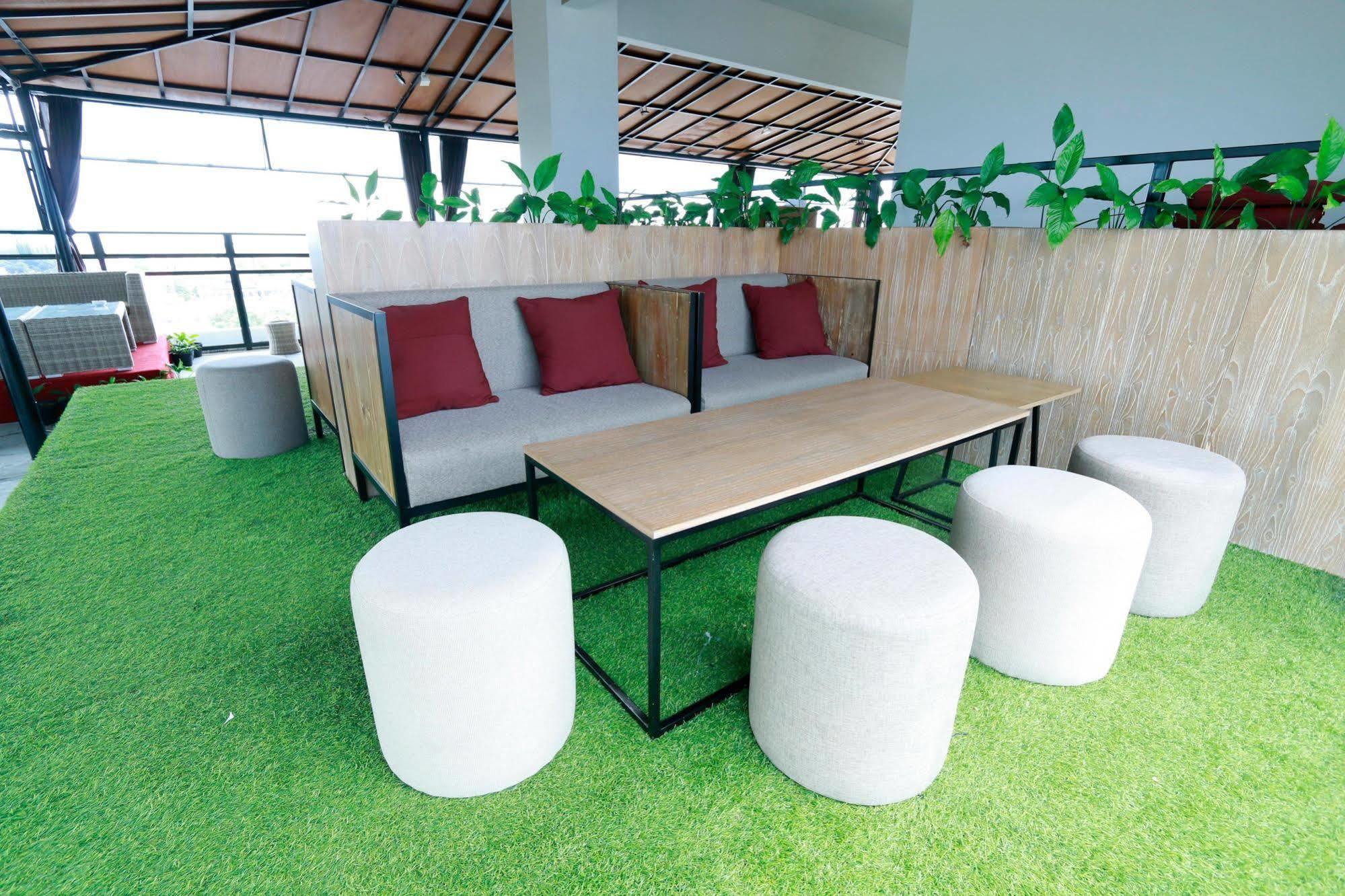 Yellow Star Gejayan Hotel Jogyakarta Zewnętrze zdjęcie